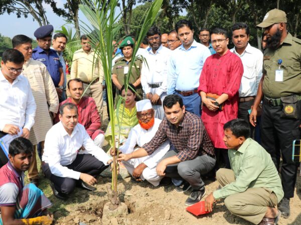 সরকারি ১১ একর সম্পত্তি উদ্ধার করে ফ্রুট ভ্যালি স্থাপন