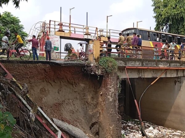 ভারী বর্ষণে ভেঙে পড়লো সুইচ গেটের উইংওয়াল; মহাসড়কের ধীরগতি